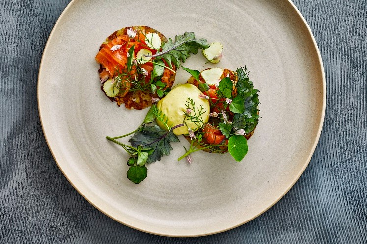 Rösti met gerookte zalm, kruidensalade en Savora mosterd Hollandaise