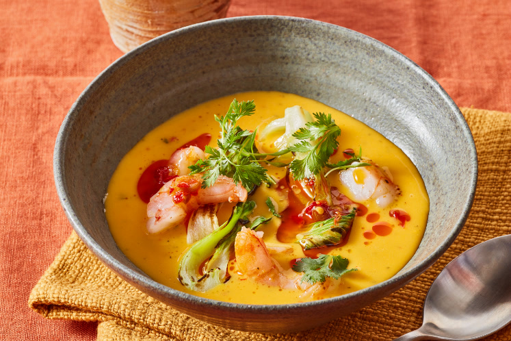 Thaise zoete aardappelsoep met paksoi en gamba’s