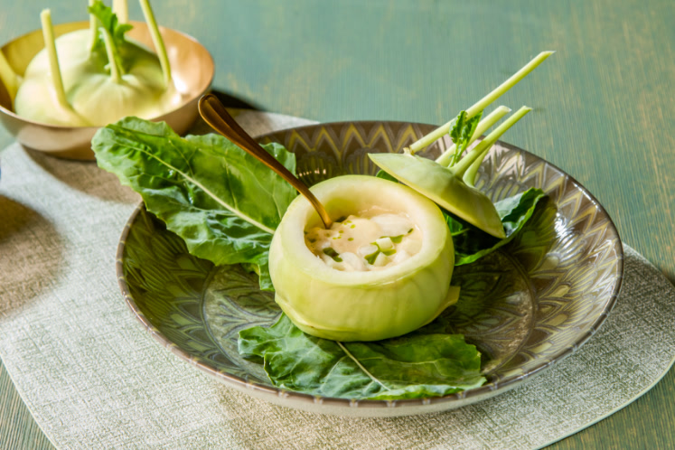 Koolrabi gevuld met crème van koolrabi, Granny Smith en prei-olie