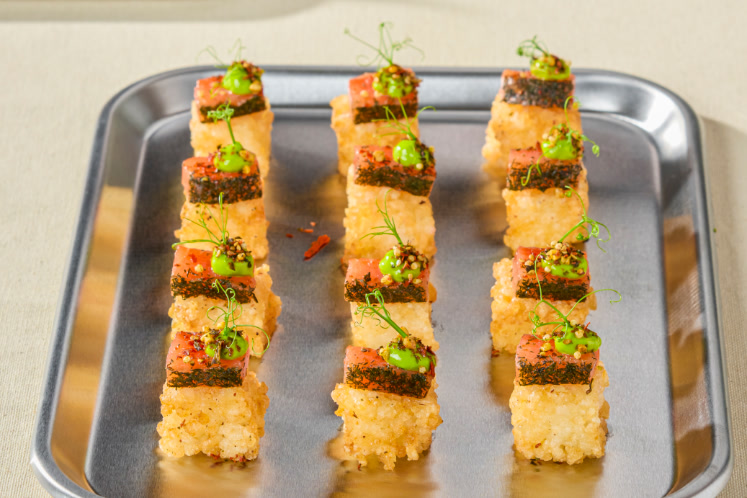 Krokantje van sushirijst met gravad lax en daslookcrème