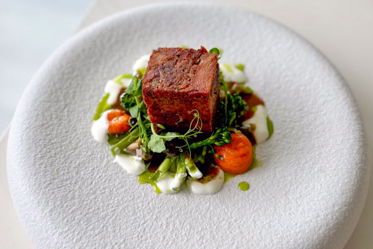 Lamsterrine met voorjaarsgroenten, bospeenpuree, vadouvan jus, yoghurt en prei-olie