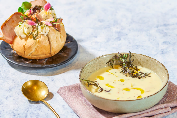 Limburgse mosterdsoep met zuurdesem bolletje en varkensprocureur