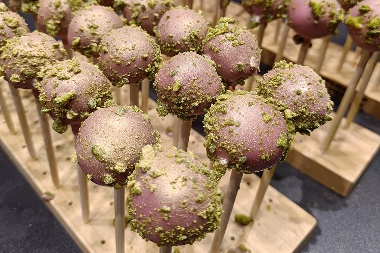 Lolly van bizonpaté met ruby chocolade