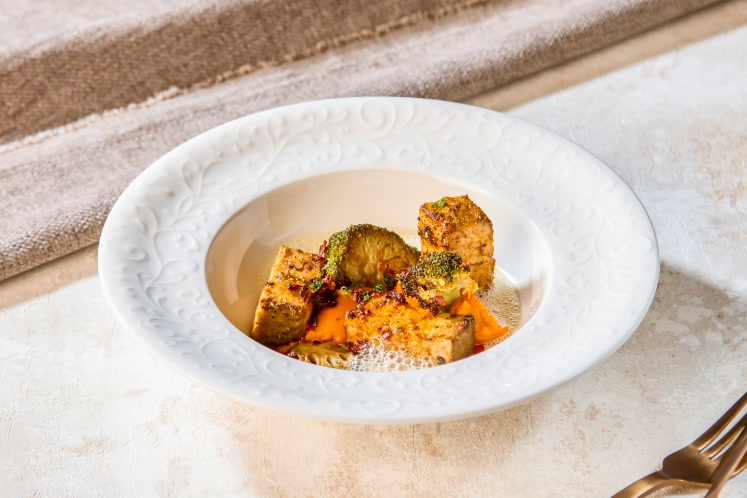 Low & slow buikspek in specerijenrub met geroosterde broccoli
