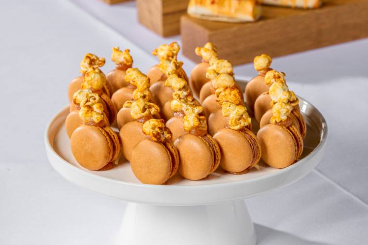 Hartige licht pikante macarons met cranberry paté, kweepeer en popcorn