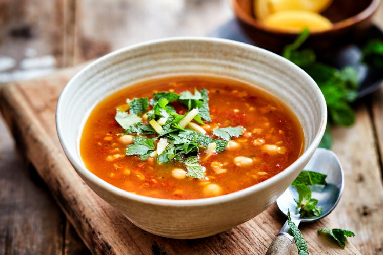 Marokkaanse harira met koriander, munt en gezouten citroen