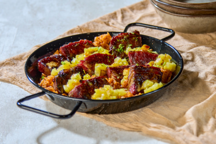 Mexicaanse shortrib, saus van tamarinde en ananas, geserveerd met tomatenrijst