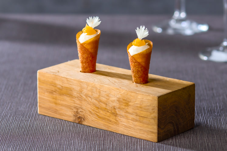 Mini citroencornetto met yoghurtijs en gel van tropisch fruit