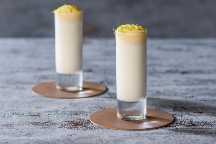 Mini milkshake van Disaronno Velvet met perzikespuma en limoenrasp