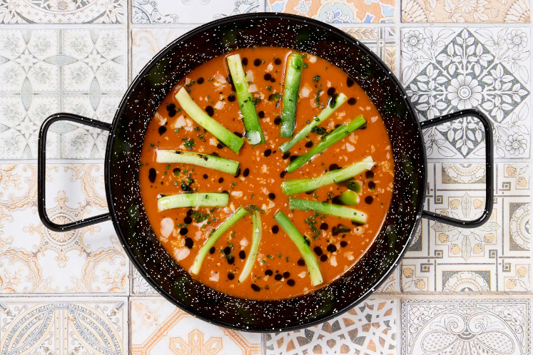 Mini prei van de barbecue met romescosaus