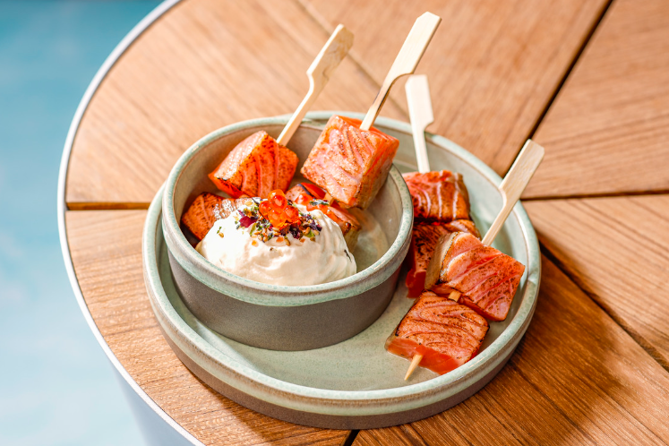 Miso gerookte soja espuma met geroosterde zalm spiesjes