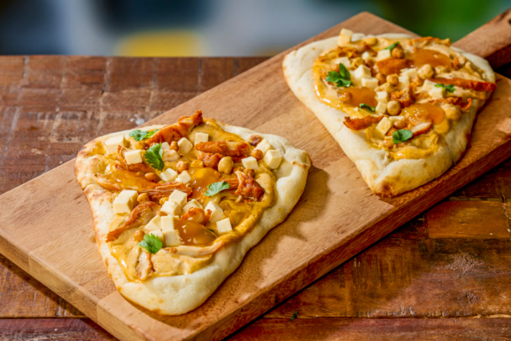 Naanbrood met kip, mango chutney en kikkererwten