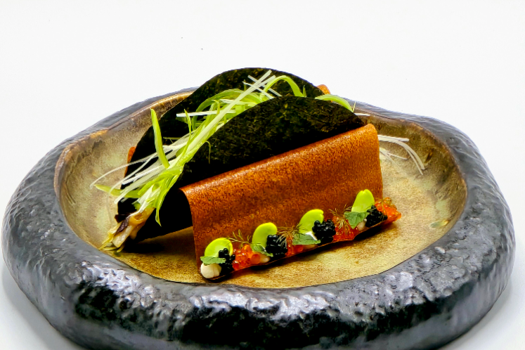 Nori taco met gerookte paling en sesamgroenten