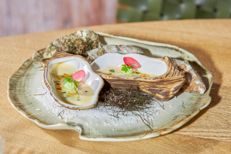 Oester met schuimige boter, citrus, basilicum en passievrucht