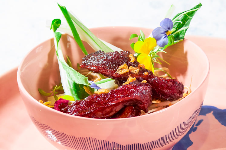 Oosterse salade met sticky ribs, noodles, ponzu vinaigrette