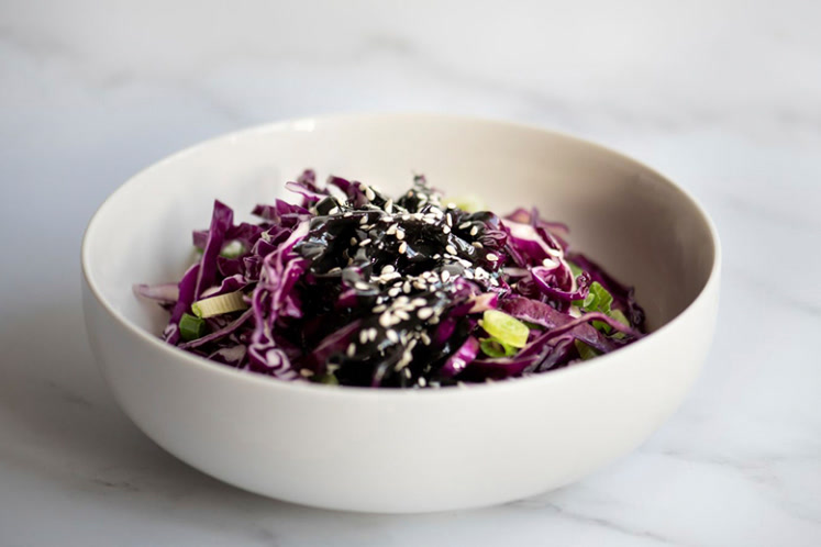 Paarse kool & Japanse zwarte tahini salade