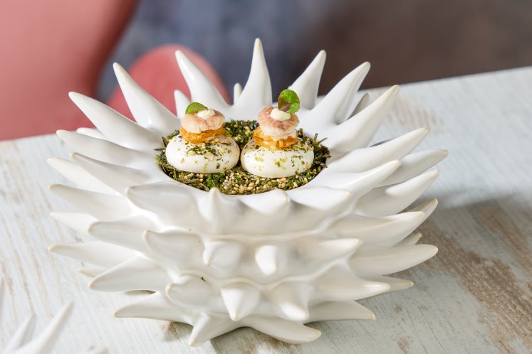 Paling geserveerd op een rösti, meringue van appel en witte soja en een crème van mierikswortel