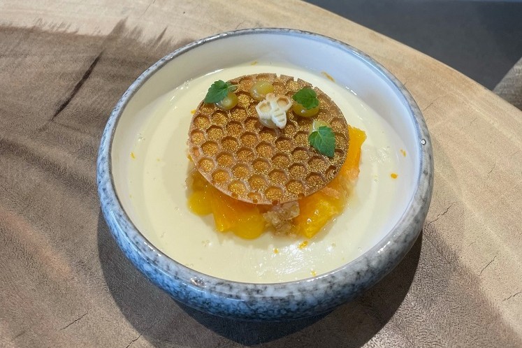 Panna cotta van sinaasappel met acacia honing