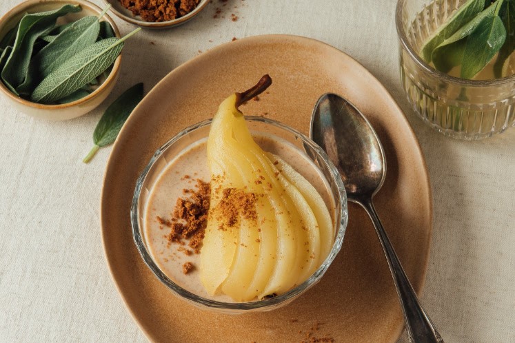 Panna cotta en gepocheerde peer met saliesiroop