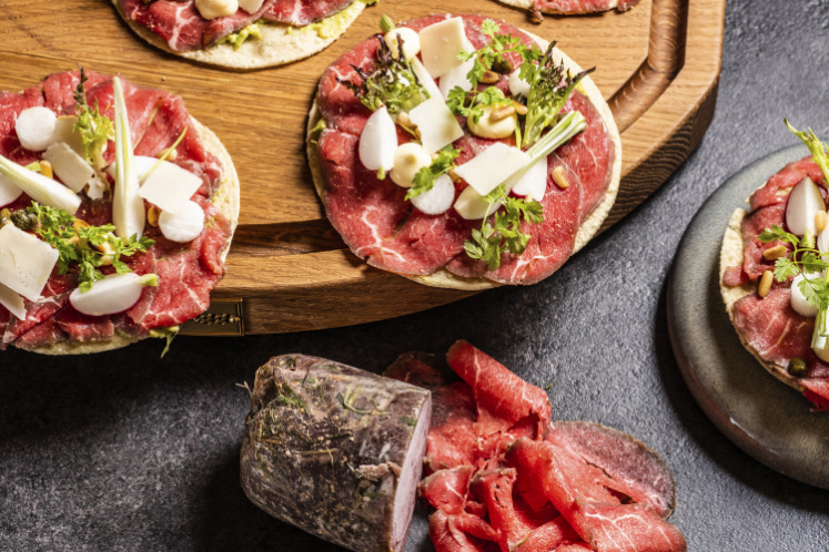 Pappadums met avocadocrème en lichtgerookte carpaccio