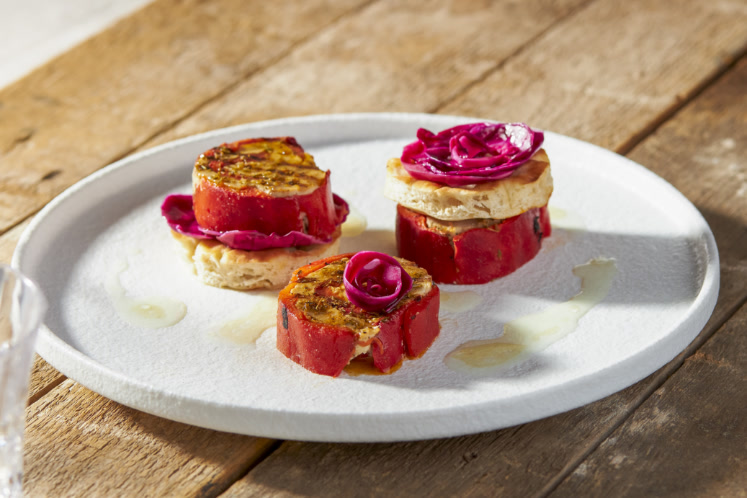 Paprikarouleau met kipgyros en zoetzure rode kool