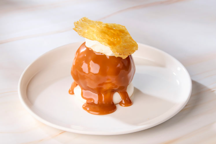 Pats boem dessert - Meringue – salty caramel en vanille ijs