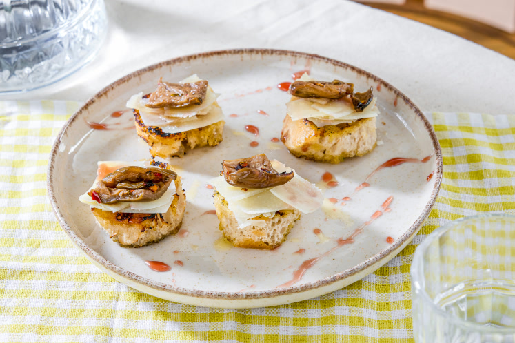 Pecorino en Aubergine crostini