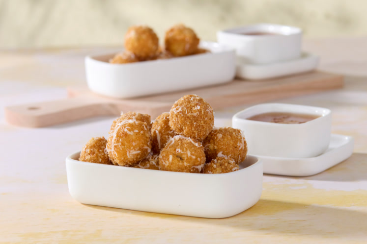 Piccolini buffelmozzarella met Parmezaan en gekarameliseerde ui