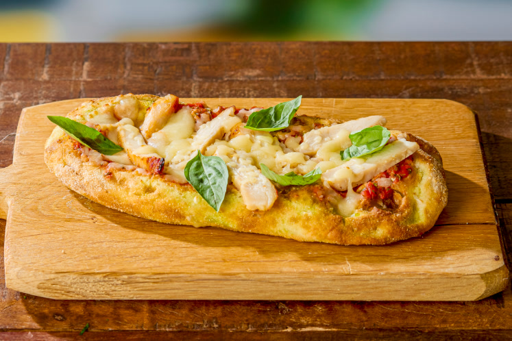 Pinsa met kipfiletreepjes en mozzarella