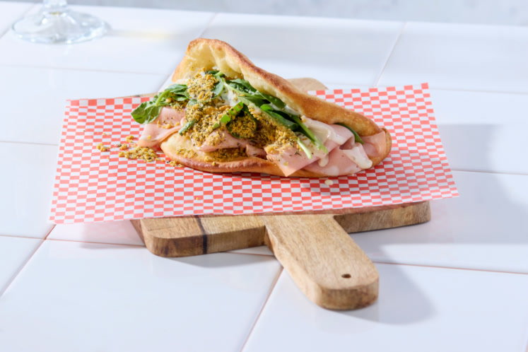 Pinsa met mozzarella & mortadella