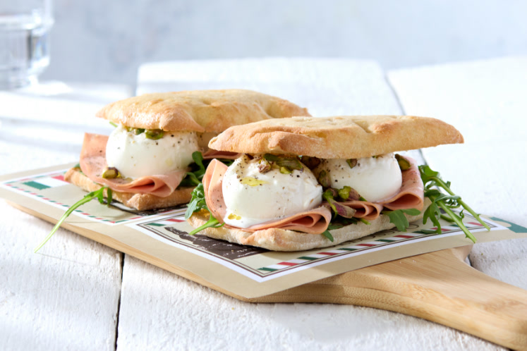 Pinsa sandwich mortadella & burrata