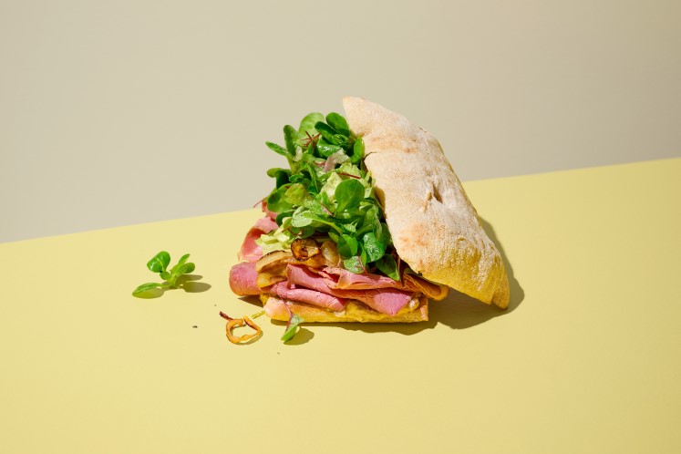 Pinsa sandwich pastrami