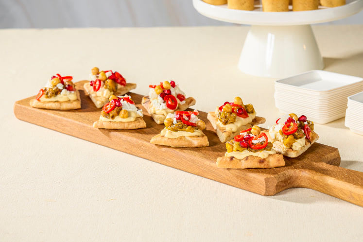 Pita bite met aubergine, hummus en feta