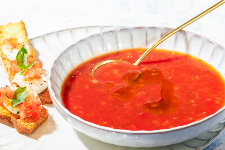 Pomodorisoep met courgettes en een focaccia caprese