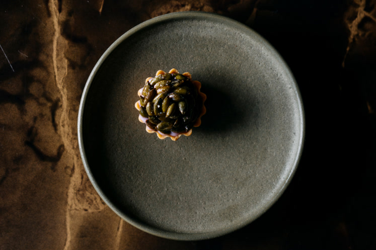 Tartelette met kefirmousse en curd van rode bessen en pompoenpitten