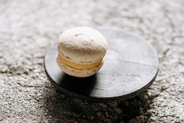 Zonnebloempitmacaron met kiwibes-misoganache