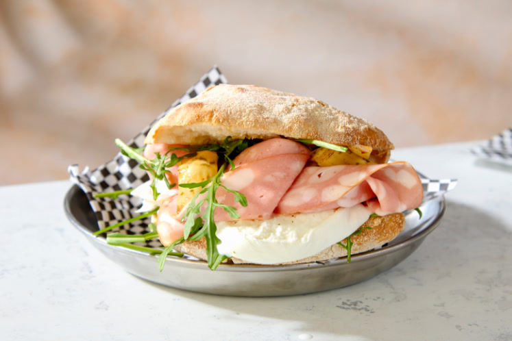 Puccia pugliese à la mortadelle