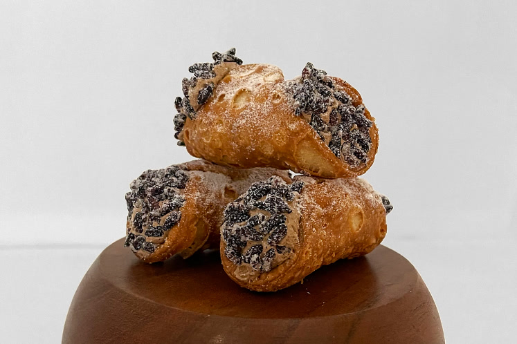 Cannoli met pure chocolade ganache met Latte Macchiato crema