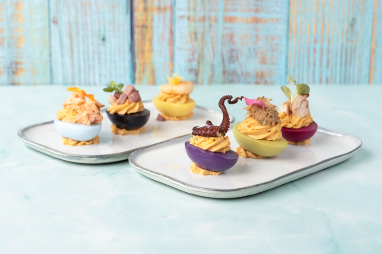 Rainbow barbecue gevulde eitjes