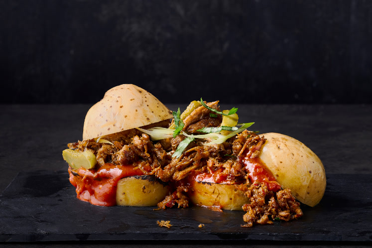 Redefine Meat pulled pork op een gepofte aardappel met barbecuesaus