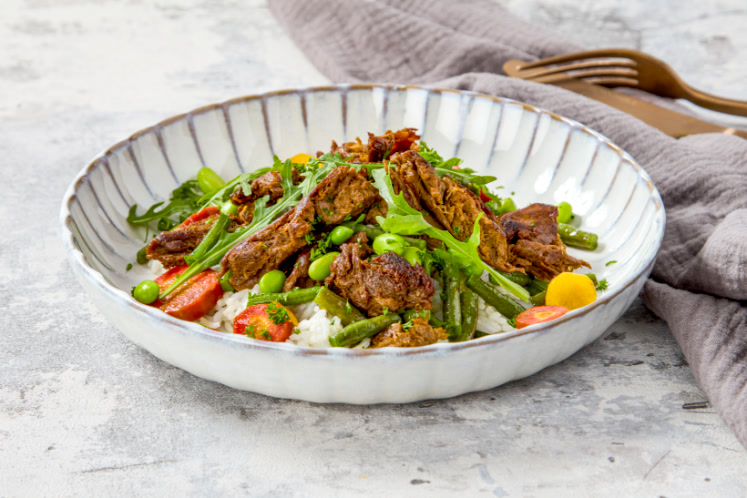 Rijstbowl met vegan rundstukjes, haricots verts, edamame bonen en wortel