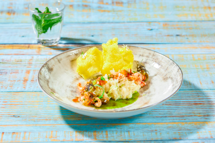 Risotto met rivierkreeftjes, krokantje van saffraan en daslookvinaigrette