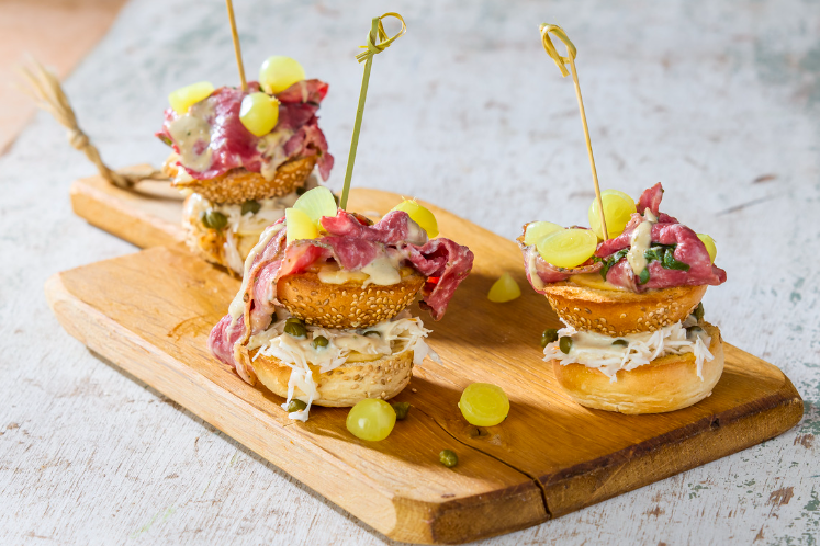 Roast beef slider met Amsterdamse ui