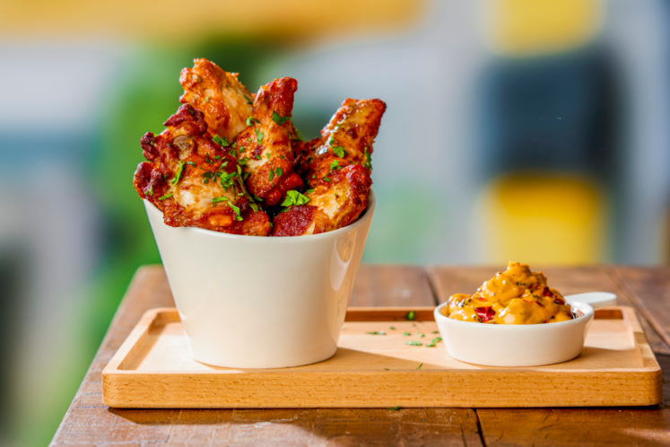 Roasted BBQ wings met crispy chili-mayonaise