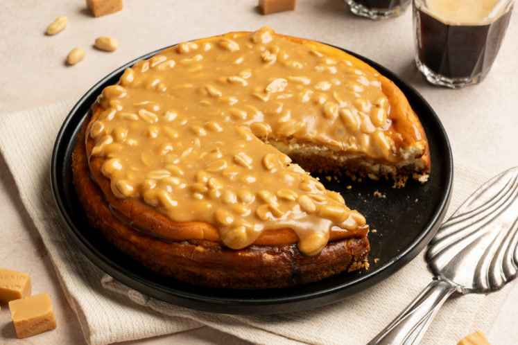 Romige karamel-pinda cheesecake