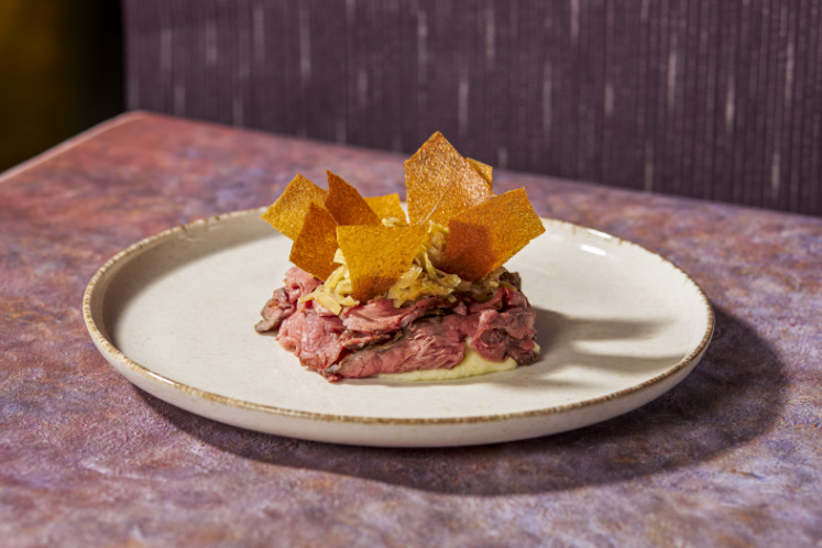 Rosbief van peeseind met witte kool, karwijzaad en aardappelpuree