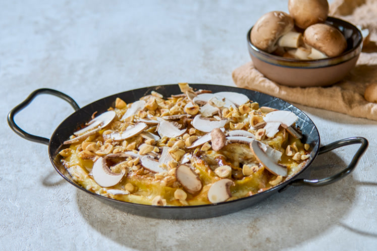 Rotolo van runderstoof, knolselderij, kastanjechampignons en taleggio