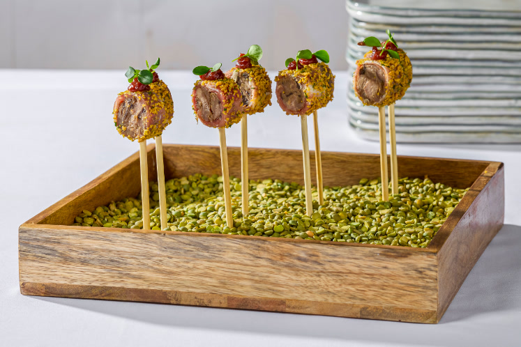 Roulleau van Serranoham met geplukte varkenswang, paddenstoel en vijgen chutney