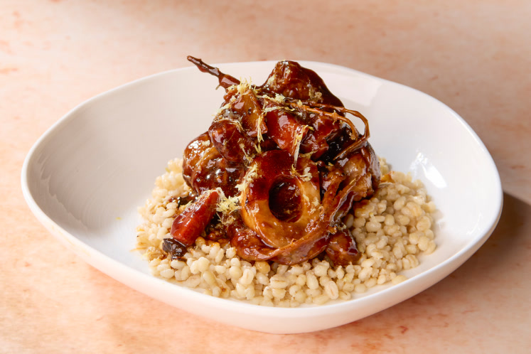 Gestoofde runderschenkel met een ‘risotto’ van gort en citroen