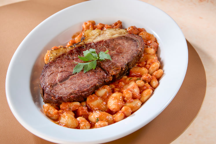 Rundersukade met cassoulet van witte bonen, droge worst en lavas